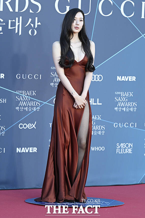 문가영이 미소를 짓고 있다.