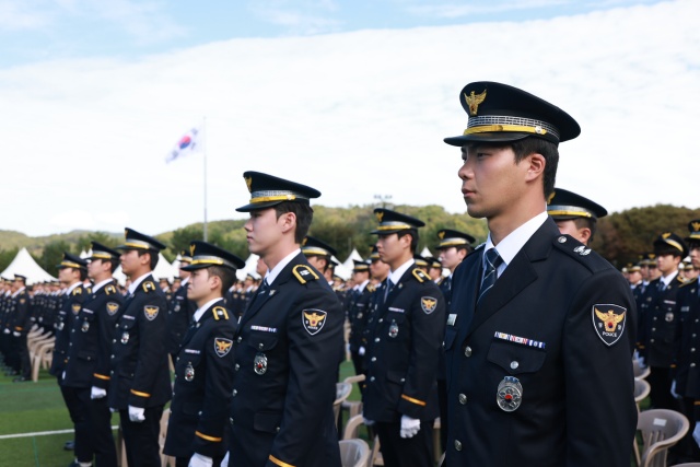 중앙경찰학교는 8일 충북 충주시 교내 대운동장에서 신임 경찰 제319기 졸업식을 개최했다. 이번 졸업생은 일반공채 2155명과 경력공채 36명 등 총 2191명이다. 사진은 제317기 졸업식 사진./경찰청 제