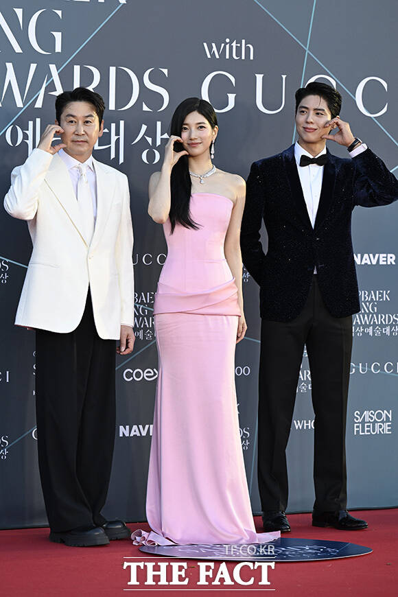 신동엽과 수지, 박보검이 볼하트를 하고 있다.