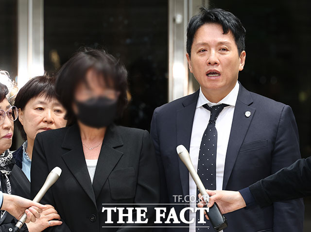 임태훈 군인권센터 소장(오른쪽)이 입장을 밝히고 있다.