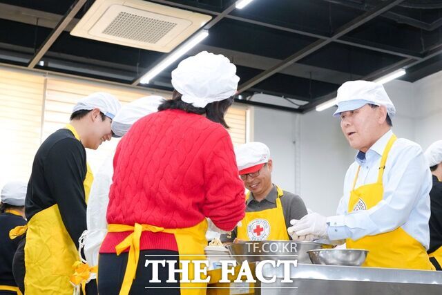 8일 김지철 충남교육감이 충남 홍성에서 직원들과 함께 쿠키를 만들고 있다. /충남교육청