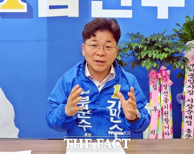 김민수 민주당 부여군수 후보가 7일 선거사무소에서 자신의 공약을 설명하고 있다. /김형중 기자