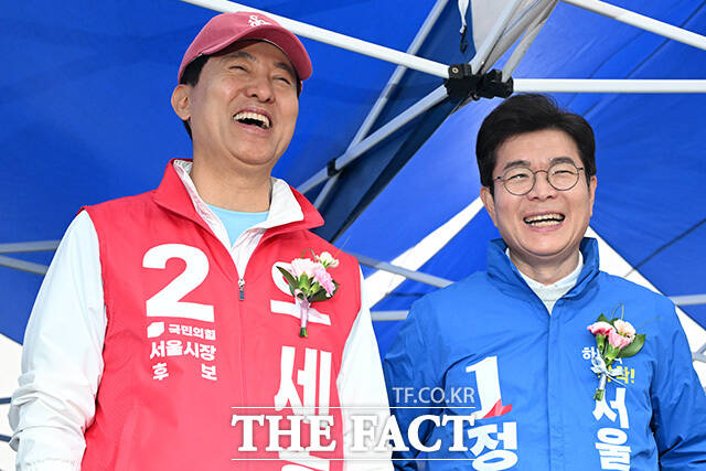 정원오 더불어민주당 서울시장 후보(오른쪽)와 오세훈 국민의힘 서울시장 후보가 3일 오전 서울 용산구 효창운동장에서 열린 서울특별시장기 축구대회 개회식에 참석해 대화를 나누고 있다. /남용희 기자