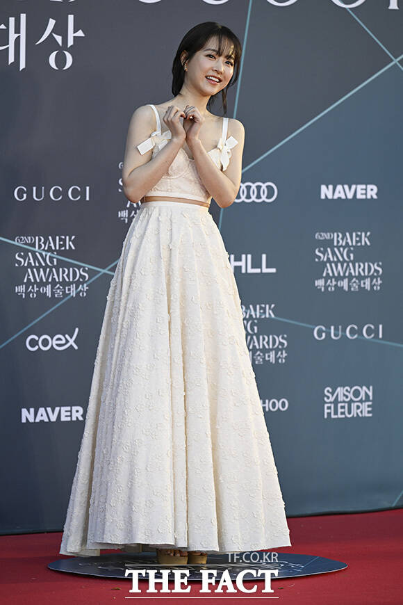 박보영이 하트를 하고 있다.