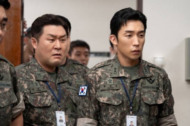 배우 윤경호(왼쪽)와 이상이는 취사병 전설이 되다 출연진의 환상적인 호흡과 케미스트리를 자신했다. /티빙