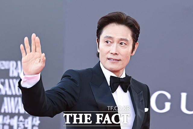 이병헌이 레드카펫을 걷고 있다.