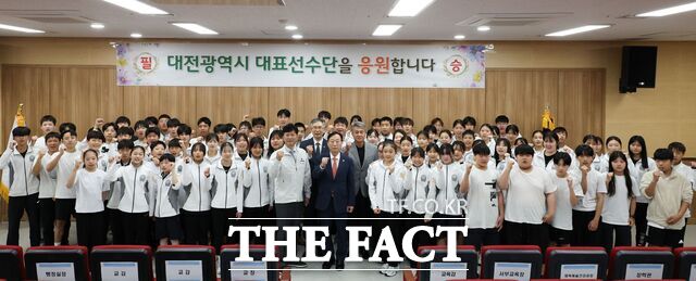 8일 설동호 대전교육감이 대전체육중학교 훈련장을 찾아 학생 선수들과 함께 기념촬영을 하고 있다. /대전시교육청