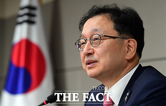 국민권익위원회가 8일 김건희 여사 명품백 수수 의혹 사건 무혐의 종결 처리와 관련해 정승윤 전 부위원장 겸 사무처장이 청탁금지법을 위반했을 소지가 있다고 보고 경찰청 국가수사본부에 수사 의뢰했다고 밝혔다. 이에 정 전 부위원장은 
