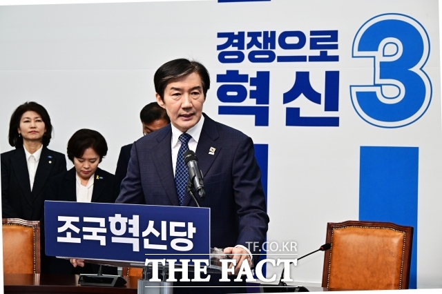 경기 평택을 보궐선거에서 조국 조국혁신당 후보와 김용남 더불어민주당 후보 간의 네거티브 공방이 격화하고 있다. 사진은 조국 조국혁신당 대표가 지난달 14일 오전 서울 여의도 국회에서 기자회견을 열고 국회의원 보궐선거 평택을 지역구 출마선언을 하고 있다. /배정한 기자