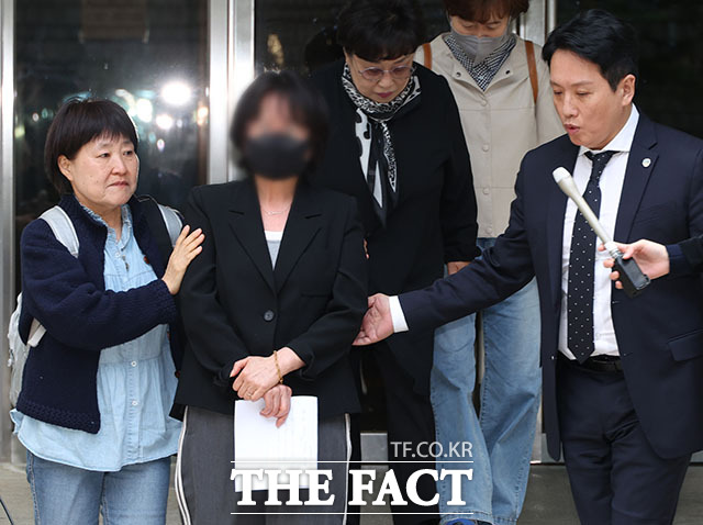 임성근 전 해병대 1사단장의 채해병 순직 사건 관련 혐의에 대해 1심 법원이 징역 3년을 선고한 가운데 8일 서울 서초구 서울중앙지방법원 앞에서 채해병 어머니와 임태훈 군인권센터 소장이 입장을 밝히고 있다. /서예원 기자