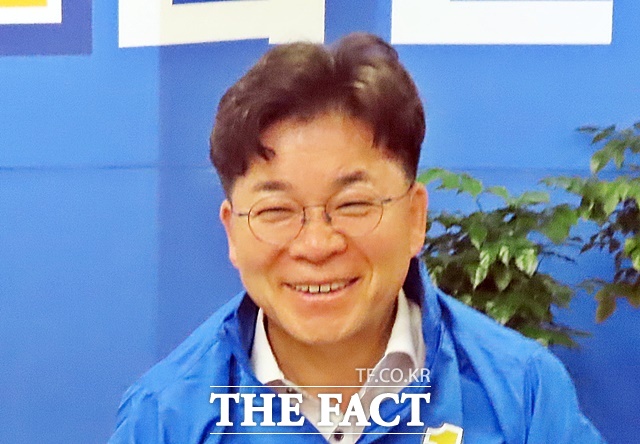김민수 더불어민주당 부여군수 후보가 7일 부여읍 선거사무소에서 <더팩트>와 인터뷰를 하면서 환하게 웃고 있다. /김형중 기자