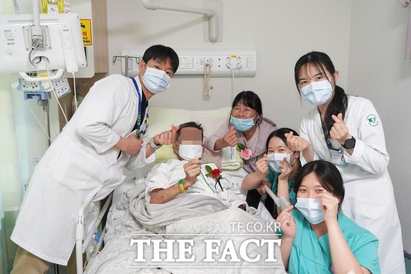 건양대병원 호스피스완화의료센터가 8일 어버이날을 맞아 병동에 입원 중인 말기 환자들과 그 가족들을 위해 카네이션 전달 행사를 개최하고 있다. /건양대병원