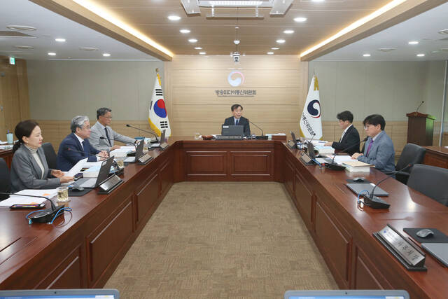 김종철 방송미디어통신위원장(가운데)이 8일 정부과천청사에서 2026년 제7차 전체회의를 진행하고 있다. /방미통위
