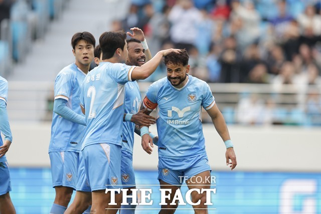 3년 만에 수원삼성과 격돌하는 대구FC 선수들./K리그