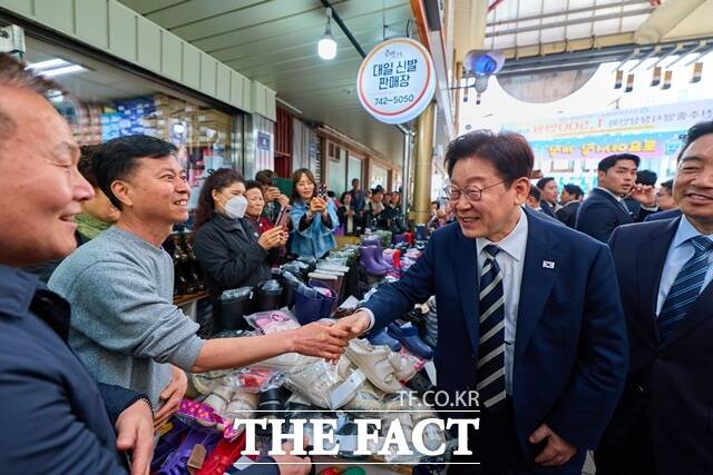 이재명 대통령과 영부인 김혜경 여사는 8일 오전 서울 중구 남대문시장을 깜짝 방문했다. 이 대통령이 3월 25일 경남 진주시 진주중앙시장을 찾아 한 상인과 악수를 하고 있다. /청와대