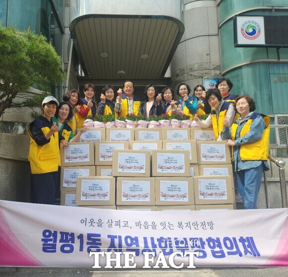 대전시 서구 월평1동 지역사회보장협의체가 8일 지역 내 저소득 취약계층 어르신 40명을 대상으로 '효도 꾸러미' 나눔 행사를 진행했다. /대전시 서구