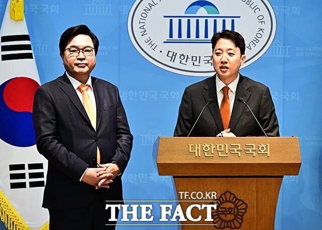 이준석 개혁신당 대표가 최근 경기지사 선거에 출마한 양향자 국민의힘 후보를 지적했다. 사진은 이 대표가 지난 7일 국회에서 기자회견을 열어 국민의힘을 탈당하고 개혁신당으로 입당한 박일하 동작구청장을 소개하는 모습. /배정한 기자