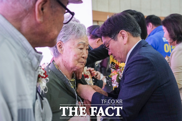강기정 광주광역시장이 8일 오전 남구 빛고을노인건강타운에서 열린 '제54회 어버이날 기념식'에 참석해 어르신에게 카네이션을 달아 드리고 있다. /광주시
