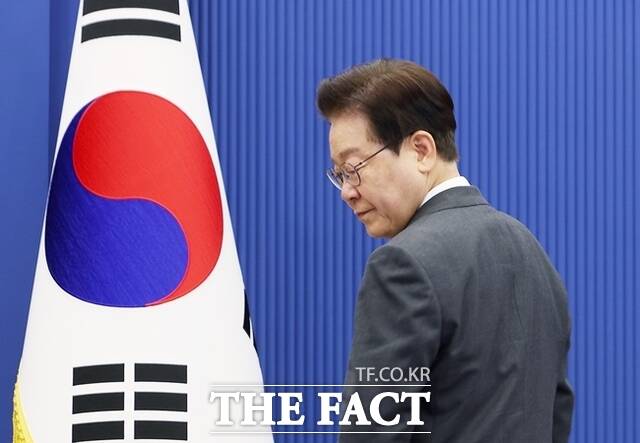 대한건설정책연구원에 따르면 국내 주택시장은 이재명 정부 공급 확대 의지에도 불구하고 '공사비 쇼크'와 '공기 지연'이 겹친 구조적 병목 현상이 나타나고 있다. 사진은 이재명 대통령이 지난 7일 청와대에서 열린 수석보좌관회의에서 국민의례를 마친 뒤 자리로 향하고 있다. /청와대통신사진기자단·뉴시스