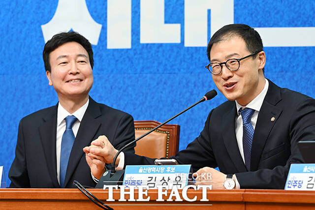 울산시장 선거 역시 단일화 논의의 핵심 지역이다. 김상욱 민주당 울산시장 후보(오른쪽)는 앞서 진보당과 혁신당 후보를 향해 범민주진영 후보 단일화를 공개 제안했다. 사진은 지난달 17일 국회에서 열린 제1차 인재 영입식에서 전태진 변호사의 손을 잡으며 인사말을 하고 있는 김 후보. /남용희 기자