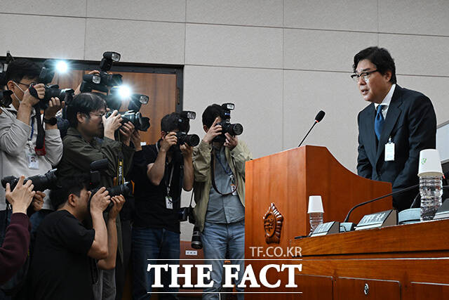김성태 전 쌍방울 회장(오른쪽)이 4월 28일 오전 서울 여의도 국회에서 열린 윤석열 정권 정치검찰 조작 기소 의혹 사건 진상규명 국정조사특별위원회 전체회의에서 의원 질의에 답하고 있다. /국회=남용희 기자