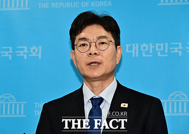 정원오 더불어민주당 서울시장 후보가 서울형 시니어 건강돌봄체계 공약을 8일 발표했다. 사진은 정 후보가 지난 7일 오전 서울 여의도 국회 소통관에서 기자회견을 마친 뒤 취재진의 질의에 답변을 하고 있는 모습. /국회=배정한 기자