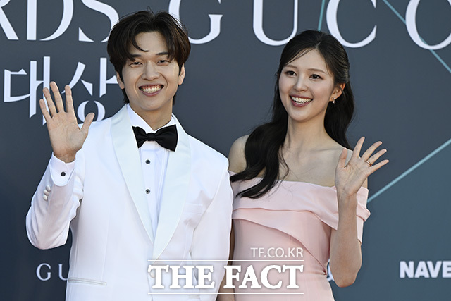 개그맨 유재필(왼쪽)과 김하은 아나운서가 포즈를 취하고 있다.