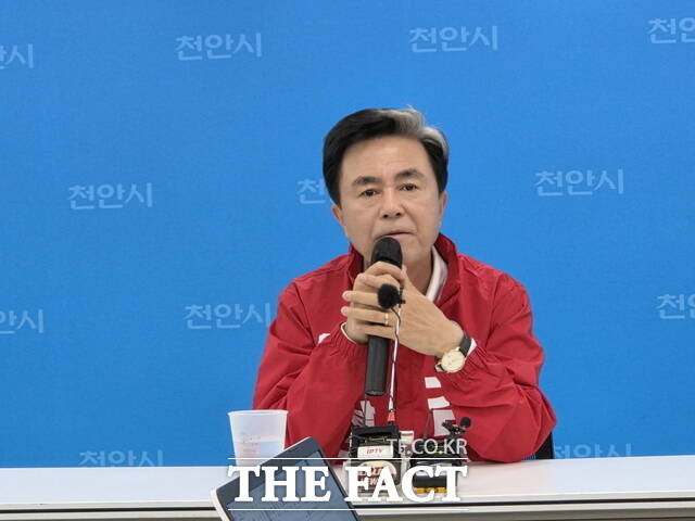 김태흠 충남도지사 예비후보가 8일 오후 천안시청에서 천안 지역 기자들과 간담회를 갖고 있다. /정효기 기자