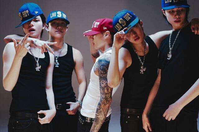 가수 박재범(중앙)이 직접 프로듀싱한 그룹 롱샷과 함께 믹스테이프 4SHOBOIZ Vol. 2: 4SHOVILLE를 발매한다. /모어비전