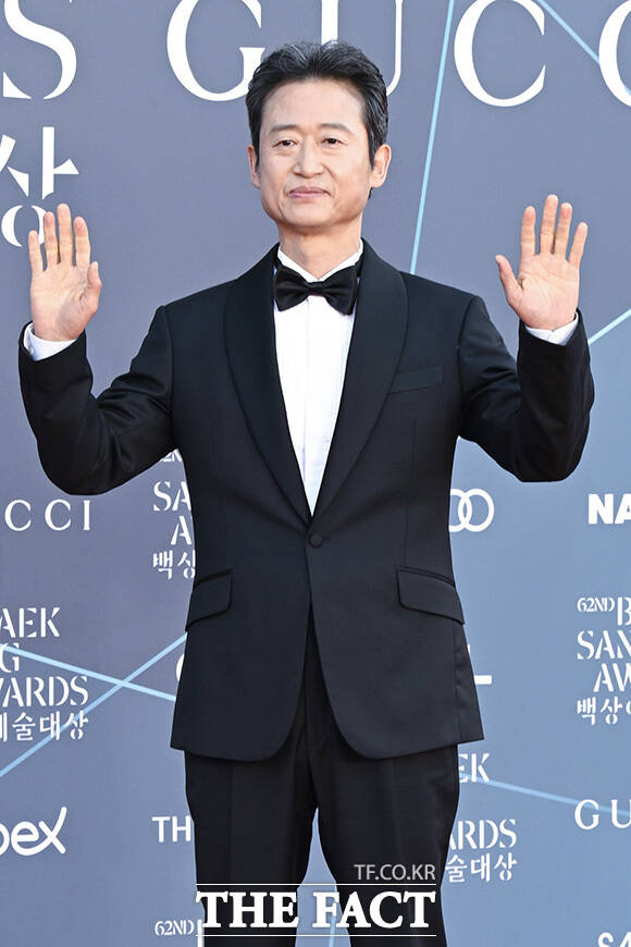 유승목이 포즈를 취하고 있다.