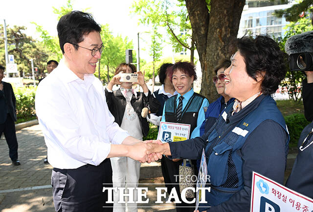 정원오 더불어민주당 서울시장 후보(가운데)가 9일 오후 서울 영등포구 여의도공원에서 택시운수종사자를 만나 '찾아가는 서울人터뷰'를 진행하고 있다. /박헌우 기자