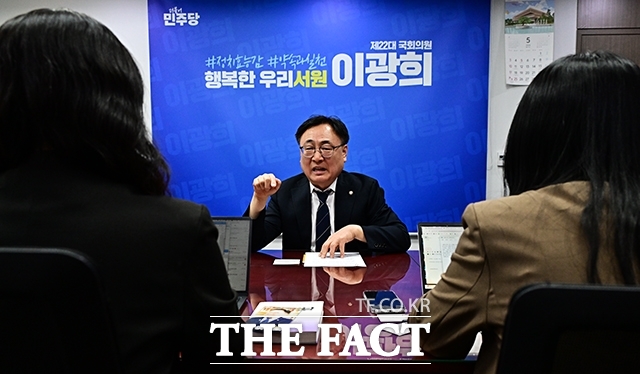 지난 6일 이 의원이 <더팩트>와 인터뷰에서 지역 정당 필요성을 설명하는 모습. /배정한 기자