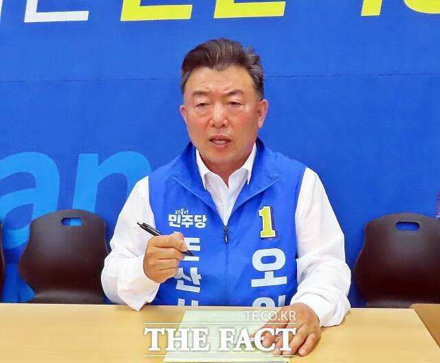 오인환 예비후보가 8일 논산시 선거사무소에서 <더팩트>와 인터뷰를 하고 있다. /김형중 기자