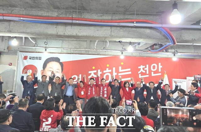 박찬우 국민의힘 천안시장 후보가 9일 선거사무소 개소식에서 김문수 전 경기도지사, 심대평 전 충남도지사, 강승규 충남도당위원장, 김태흠 충남도지사 후보 등 주요 인사들과 함께 참석자들에게 인사를 하고 있다. /정효기 기자