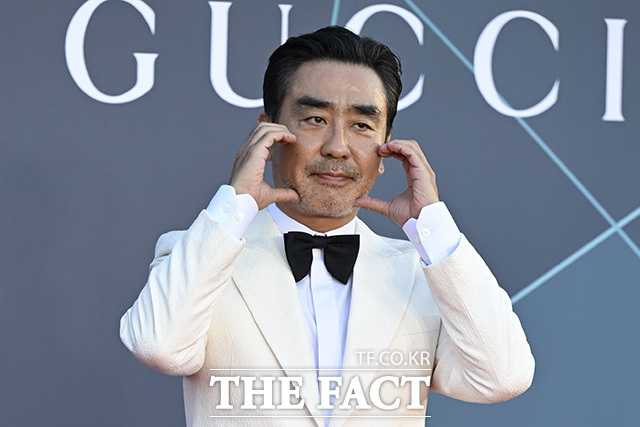 류승룡이 인사를 하고 있다.