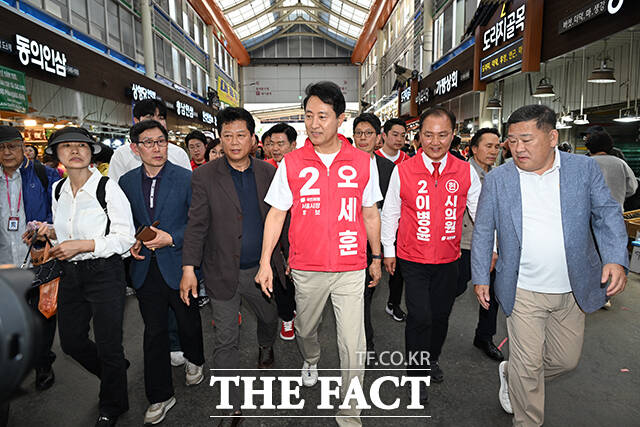 오세훈 국민의힘 서울시장 후보가 9일 오후 서울 동대문구 경동시장을 방문해 시장 상인과 인사를 나누고 있다. /박헌우 기자
