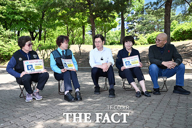 정원오 더불어민주당 서울시장 후보(가운데)가 9일 오후 서울 영등포구 여의도공원에서 택시운수종사자를 만나 '찾아가는 서울人터뷰'를 진행하고 있다. /박헌우 기자