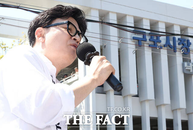 한동훈 무소속 6·3 국회의원 부산 북갑 보궐선거 후보가 9일 오후 부산 북구 구포시장 인근 쌈지공원에서 공식 출마 기자회견을 하고 있다. /부산=뉴시스