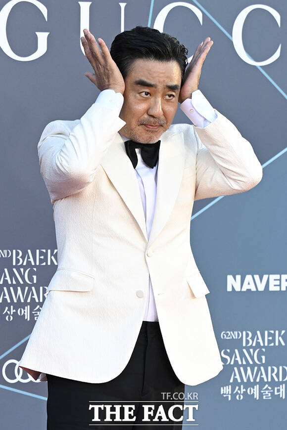 배우 류승룡이 8일 오후 서울 강남구 코엑스에서 열린 제62회 백상예술대상에 참석해 레드카펫에서 포즈를 취하고 있다. /송호영 기자