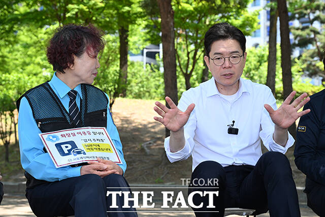 정원오 더불어민주당 서울시장 후보(가운데)가 9일 오후 서울 영등포구 여의도공원에서 택시운수종사자를 만나 '찾아가는 서울人터뷰'를 진행하고 있다. /박헌우 기자