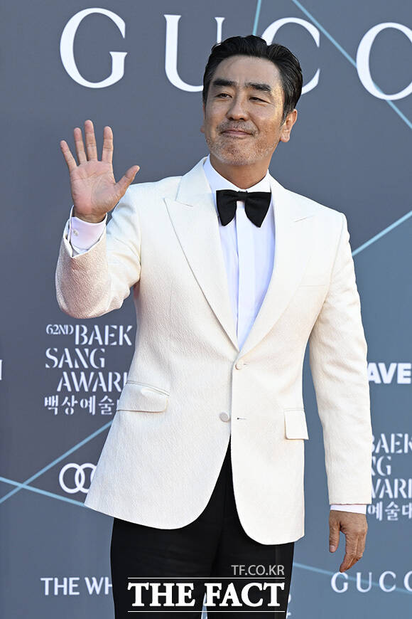 류승룡이 인사를 하고 있다.