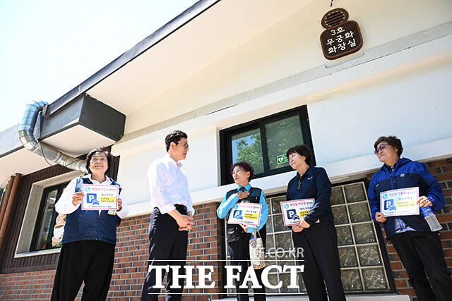 정원오 더불어민주당 서울시장 후보(가운데)가 9일 오후 서울 영등포구 여의도공원에서 택시운수종사자를 만나 '찾아가는 서울人터뷰'를 진행하고 있다. /박헌우 기자