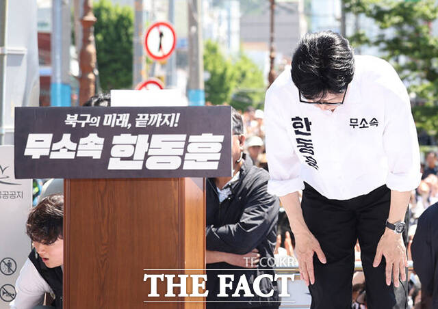 한동훈 무소속 6·3 국회의원 부산 북갑 보궐선거 후보가 9일 오후 부산 북구 구포시장 인근 쌈지공원에서 공식 출마 기자회견을 하고 있다. /부산=뉴시스