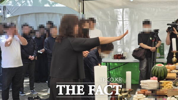 대전 안전공업 화재 참사 희생자 추모식이 9일 대전시 대덕구 문평동 문평근린공원에서 엄수된 가운데 한 희생자의 배우자가 남편의 위패를 바라보며 연신 흐느끼고 있는 모습. /정예준 기자