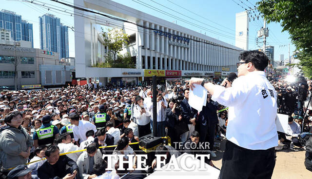 한동훈 무소속 6·3 국회의원 부산 북갑 보궐선거 후보가 9일 오후 부산 북구 구포시장 인근 쌈지공원에서 공식 출마 기자회견을 하고 있다. /부산=뉴시스
