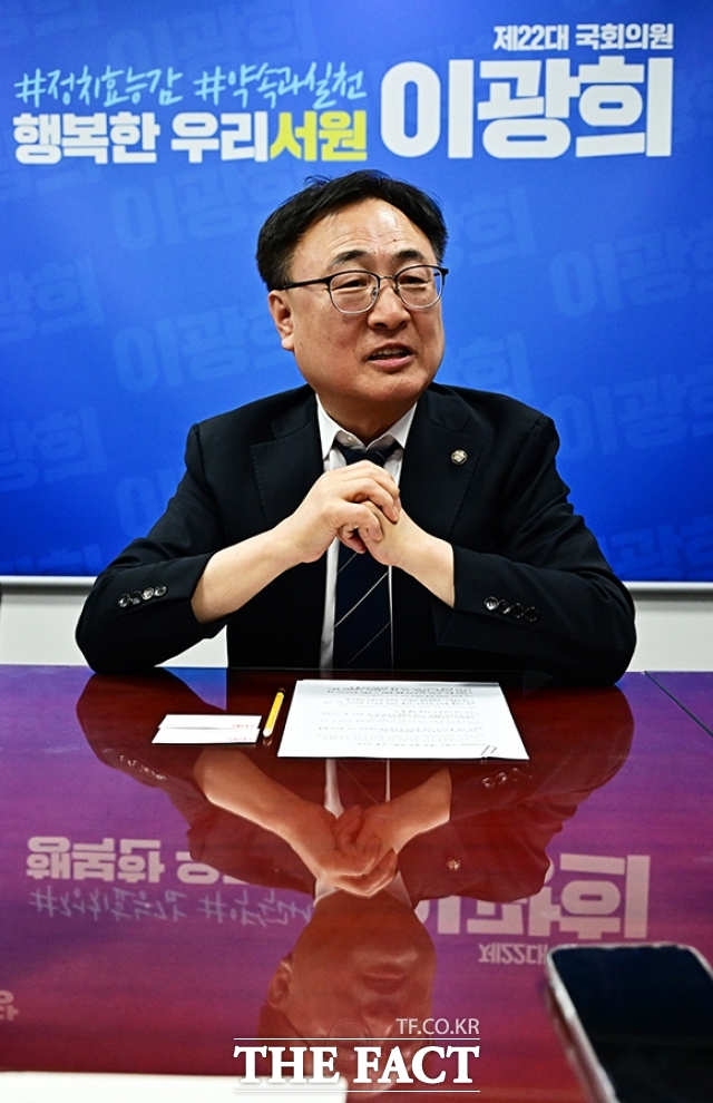 그는 현재 범여권 의원들과 함께 지역 정당 허용을 위한 정당법 개정도 논의 중이라고 밝혔다. 이 의원은 
