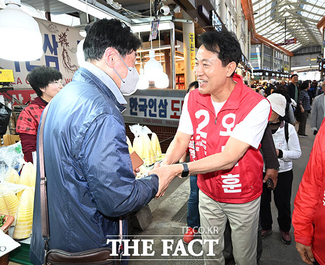 오세훈 국민의힘 서울시장 후보가 9일 오후 서울 동대문구 경동시장을 방문해 시장 상인과 인사를 나누고 있다. /박헌우 기자