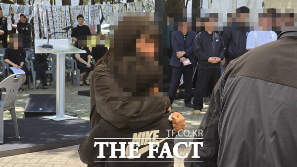 대전 안전공업 화재 참사 희생자 추모식이 9일 대전시 대덕구 문평동 문평근린공원에서 엄수된 가운데 한 희생자의 배우자와 초등학생 자녀가 위패를 바라보며 슬픔에 잠겨 있다. /정예준 기자