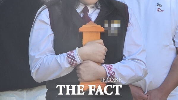 대전 안전공업 화재 참사 희생자 추모식이 9일 대전시 대덕구 문평동 문평근린공원에서 엄수된 가운데 고인의 위패를 전달받은 고인의 조카가 위패를 끌어안으며 슬픔에 잠겨 있다. /정예준 기자