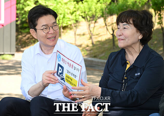 정원오 더불어민주당 서울시장 후보(가운데)가 9일 오후 서울 영등포구 여의도공원에서 택시운수종사자를 만나 '찾아가는 서울人터뷰'를 진행하고 있다. /박헌우 기자